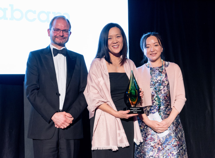 Abcam accepting the UK|China Award with sponsor Jinzhao Li